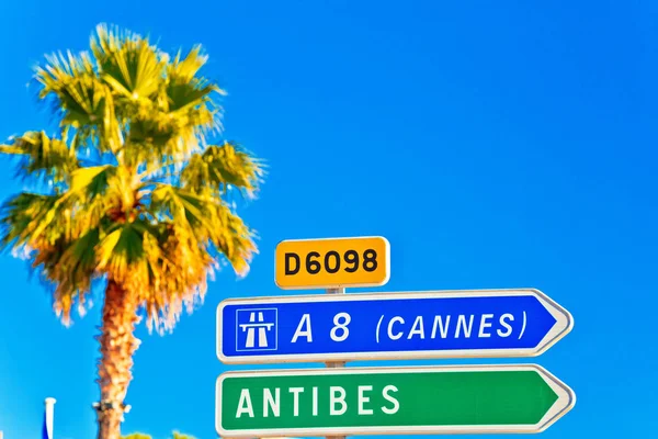 Cote Azur Verkeersbord Naar Antibes Cannes Palm Blauwe Hemelachtergrond Franse — Stockfoto