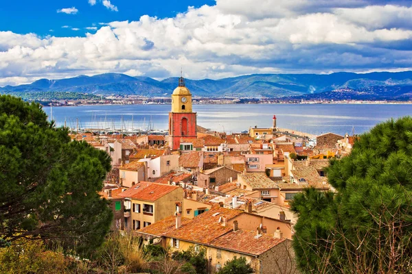Saint Tropez köyü kilise kulesi ve eski çatı manzarası, Cote d Azur 'daki ünlü turizm merkezi, Fransa' nın güneyindeki Alpes-Maritimes bölümü.