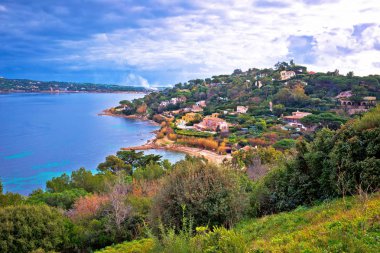 Saint Tropez Lüks sahil şeridi ve yeşil manzara görünümü, Fransız Rivierası'nda ünlü turizm, Güney Fransa bölümünde Alpes-Maritimes