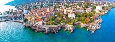 Lovran kasaba ve Lungomare deniz geçit hava panoramik manzaralı, Kvarner bay Hırvatistan