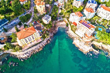 Opatija ve Lungomare sahil geçit havadan görünümü, Hırvatistan Kvarner Körfezi manzaralı sahil şeridi