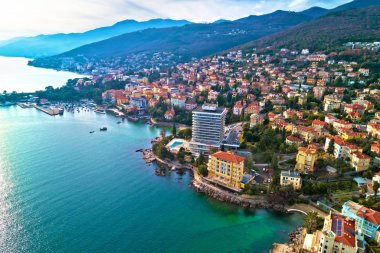 Opatija ve Lungomare sahil geçit havadan görünümü, Hırvatistan Kvarner Körfezi manzaralı sahil şeridi
