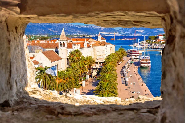 Miasto Trogir Nabrzeże Zabytki Panoramiczny Widok Przez Kamienne Okno Unesco — Zdjęcie stockowe