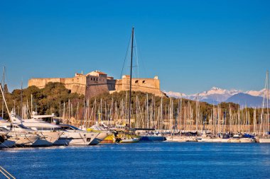 Antibes harbor ve eski kale manzaralı Alps kar pik arka plan, Güney Fransa