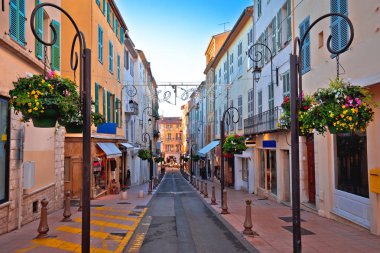 Renkli sokak görünümünde Antibes geçit ve dükkanlar, Güney Fransa