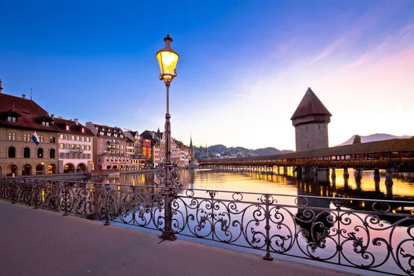 Kapelbrucke a Lucerna famoso punto di riferimento svizzero vista all'alba — Foto Stock