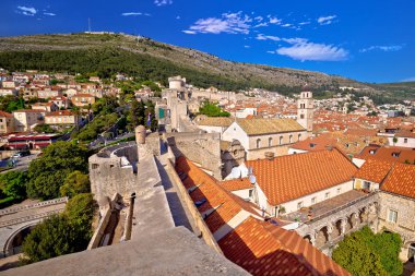 Dubrovnik şehir duvarları eski şehrin kırmızı rooftops dan göster