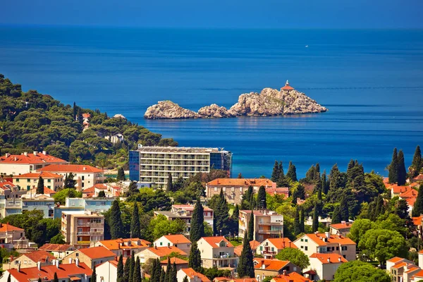 Dubrovnik beira-mar e Grebeni ilha farol vista — Fotografia de Stock