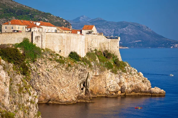 Town of Dubrovnik and strong defence walls view — Stock Photo, Image