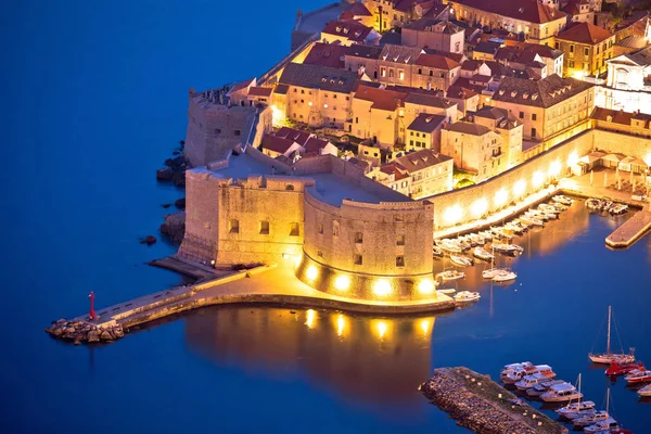 Dubrovnik és a harbor és erős védelmi falak légifelvételek — Stock Fotó