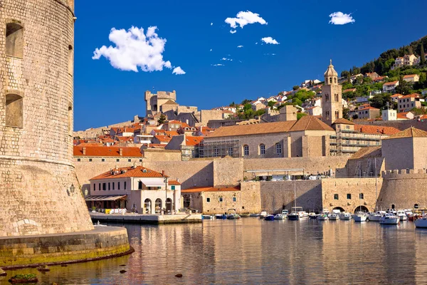 Porto storico di Dubrovnik e forte vista sulle mura — Foto Stock