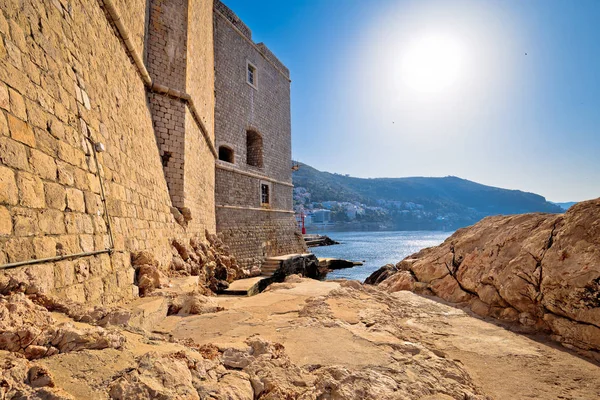 Unter den Dubrovnik Stadtmauern — Stockfoto