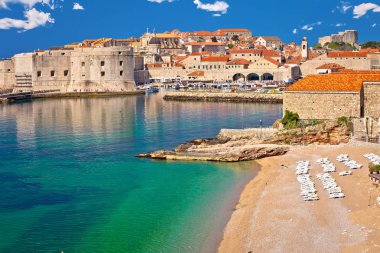 Tarihi Dubrovnik şehri ve Banje beach görüntüleyin