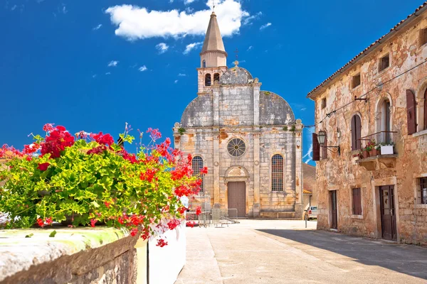 Villaggio di Svetvincenat antica piazza e vista sulla chiesa — Foto Stock