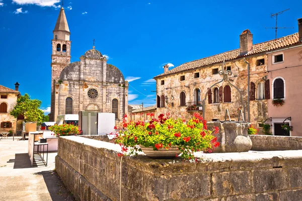 Svetvincenat Köyü antik Meydanı ve kilise görünümü — Stok fotoğraf