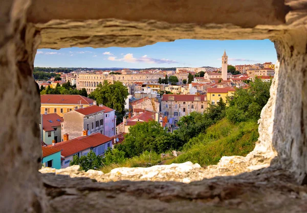 Panoramisch uitzicht van Pula bezienswaardigheden door stenen raam — Stockfoto