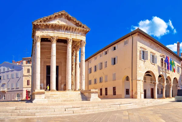 Forum torget och historiska romerska Temple of Augustus i Pula hä — Stockfoto