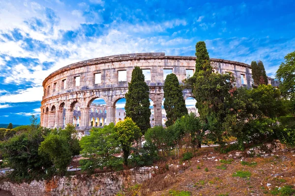 Arena Pula histórico anfiteatro romano panorama paisaje verde — Foto de Stock