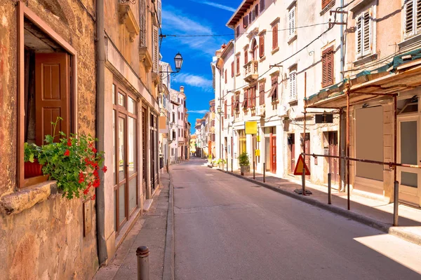 Vodnjan görünümünün Akdeniz taş sokak — Stok fotoğraf