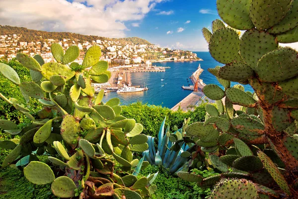 Stad van Nice kleurrijke waterfront en yachting harbor view throug — Stockfoto