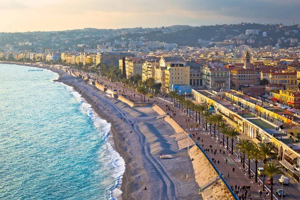 Ciudad de Niza Promenade des Anglais paseo marítimo y vista a la playa — Foto de Stock