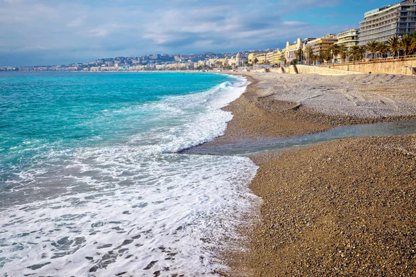 Waterkant van de stad van Nice Promenade des Anglais en het strand bekijken — Stockfoto