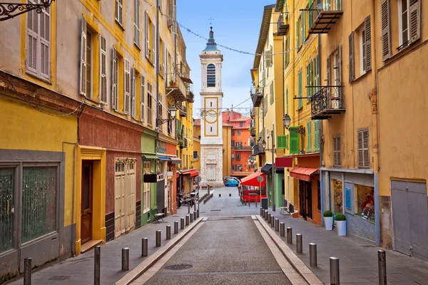 Staden i Nice färgglada gatan arkitektur och kyrkan Visa — Stockfoto