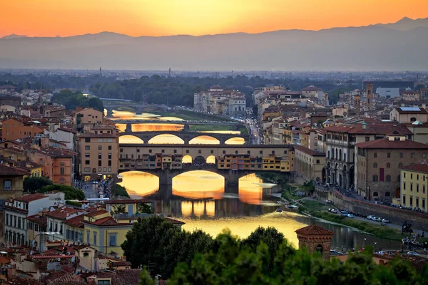 Florence városkép és az Arno folyó hidak naplementére — Stock Fotó