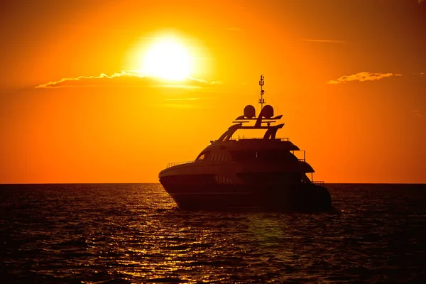 Açık denizde altın gün batımı görünümü üzerinde Yachtig — Stok fotoğraf