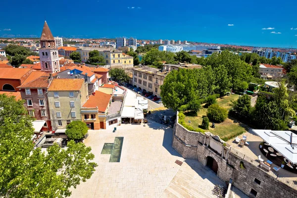 Monumenten van de stad Zadar en stadsgezicht luchtfoto — Stockfoto