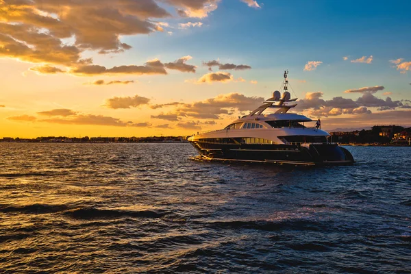 Yachtig at golden sunset view — Stock Photo, Image