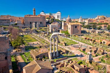 Roma 'daki Roma Forumu kalıntıları üzerinde manzara havadan görünümü