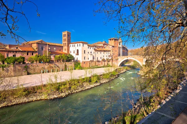 Tiber river island und rom waterfront view — Stockfoto