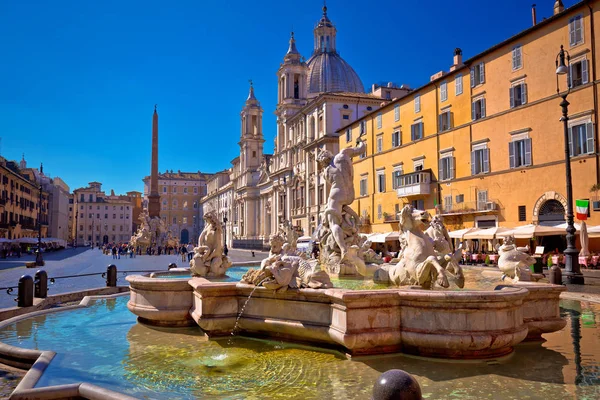 Plac Piazza Navona fontanny i widok Kościoła w Rzymie — Zdjęcie stockowe