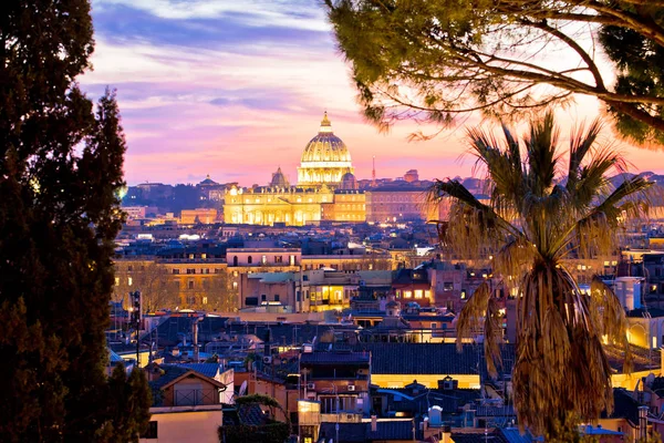 Telhados de Roma e cúpula da Basílica Papal de São Pedro em V — Fotografia de Stock