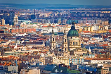 Budapeşte 'nin çatıları ve ünlü simgeler