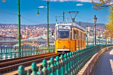 Budapeşte Donau nehir kıyısında tarihi sarı tramvay görünümü
