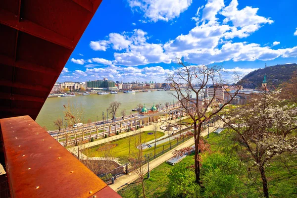 布达佩斯多瑙河海滨风景优美的春天全景比赛 — 图库照片