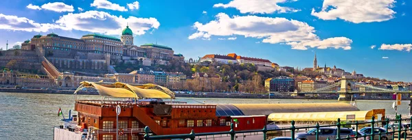 Budapeşte Tuna Nehri tarihi sahil mimarisi springtim — Stok fotoğraf