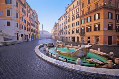Piazza di Spagna meydanı ve Fontana della Barcaccia çeşme içinde 