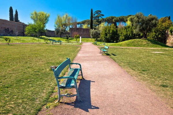 Palatinus-hegy Rómában zöld Park és a sétány megtekintéséhez — Stock Fotó