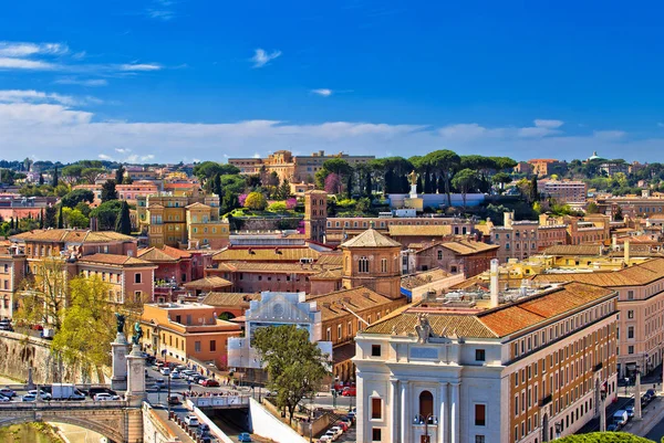 Dachy Rzymu i kolorowy widok panoramiczny gród — Zdjęcie stockowe