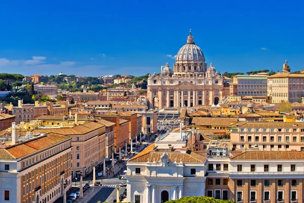 Róma háztetők és Vatikán város nevezetességei panorámás kilátás — Stock Fotó