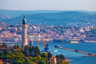 Trieste deniz feneri ve şehir manzarası panoramik görünümü