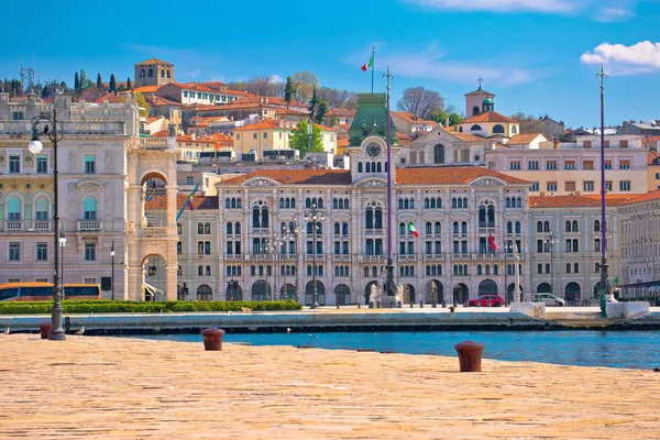 Stad Trieste waterkant uitzicht — Stockfoto