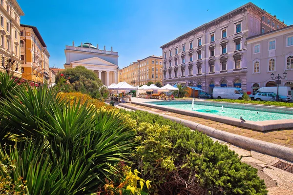 Trieste Piazza Sant Antonio Nuovo fontein en kerk kleurrijke v — Stockfoto