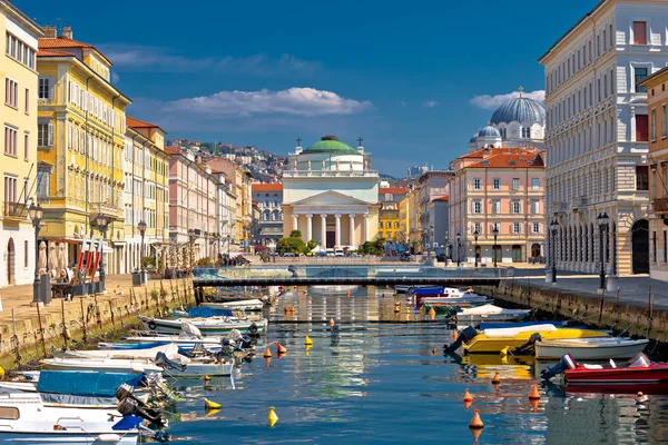 Canal de Trieste y vista cuadrada de Ponte Rosso — Foto de Stock