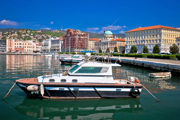 Stad Trieste waterkant en uitzicht op de haven — Stockfoto