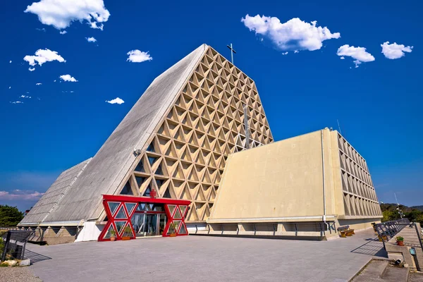 O Templo de Monte Grisa na montanha acima da vista de Trieste — Fotografia de Stock