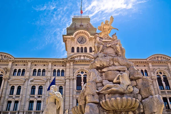 Το Δημαρχείο της Τεργέστης στην πλατεία πλατεία UNITA d Italia θέα — Φωτογραφία Αρχείου